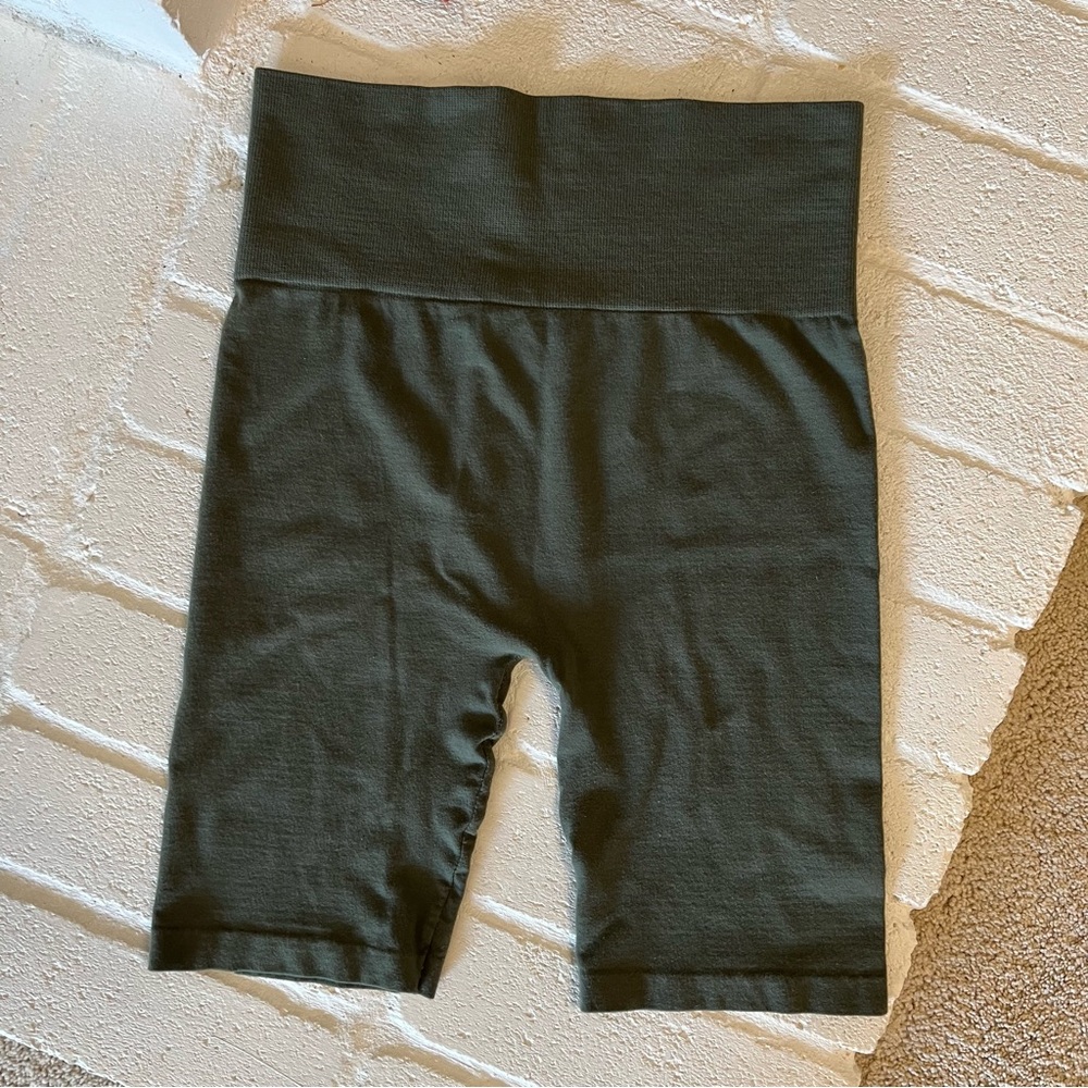 Feathers Maternity Shorts • Size M